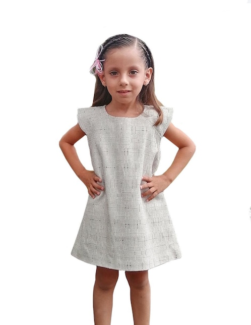 Longitud Total De La Encantadora Niña Con Vestido Blanco Caminando